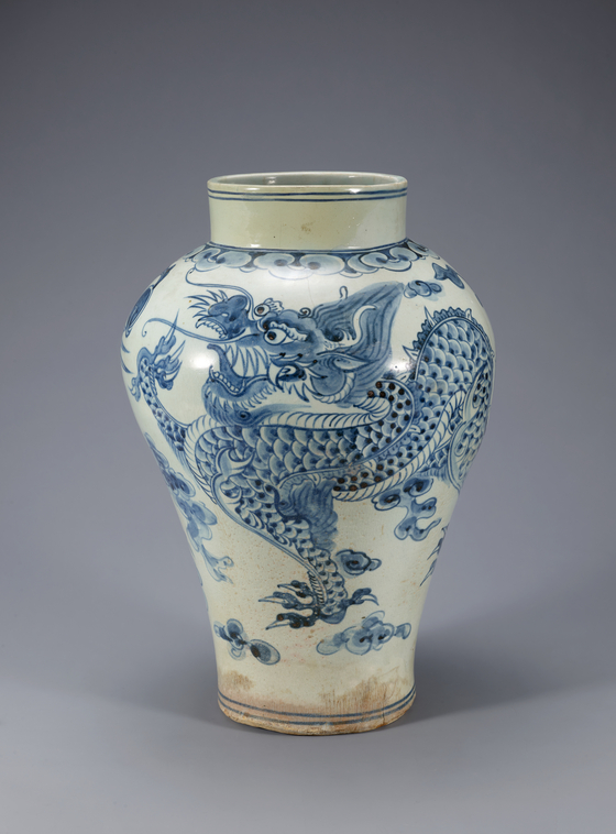 The White Porcelain Jar with dragon and cloud design in underglaze cobalt-blue is featured at ″Containing Beauty - Deep Enjoyment, Brilliant Light,″ the first exhibition to be held at the National Museum of Korea's newly-opened branch inside Incheon International Airport. [NATIONAL MUSEM OF KOREA]