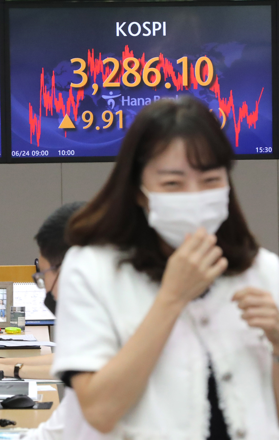 Seoul's main bourse hit an all-time high Thursday of 3,286.10, up 0.3 percent from the previous trading day. The Kospi also reached a new record intra-trading level, 3,292.27. [YONHAP]