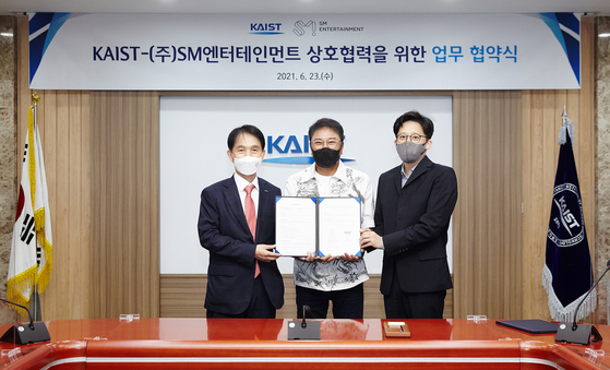 From left, KAIST President Lee Kwang-hyun, SM Entertainment, CEO Lee Sung-soo and founder Lee Soo-man pose for a photo at KAIST, Thursday. [SM ENTERTAINMENT]