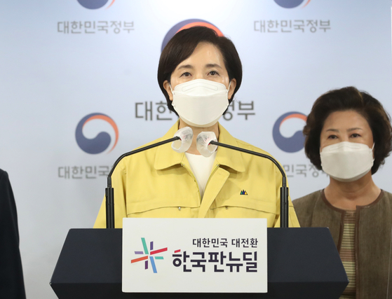 Education Minister Yoo Eun-hae announces ways to expand offline classes in stages at universities in the fall semester in line with Covid-19 vaccinations at the government complex in Seoul on Thursday.