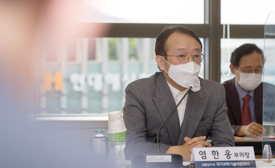  Yeom Han-woong, Presidential Advisory Council on Science and Technology vice chair and Pohang University of Science and Technology (Postech) physics professor makes a speech during the council’s meeting at an office in Jongno, Seoul, on Thursday. [YONHAP] 
