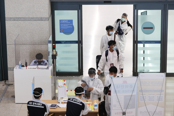 Foreign arrivals undergo quarantine procedures at Incheon International Airport on Thursday amid the global spread of the Delta coronavirus variant. [YONHAP]