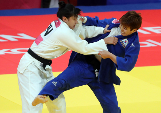 Kim Seong-yeon attempts an attack against Saki Niizoe of Japan in the women's middleweight event at the Jakarta Palembang 2018 Asian Games in Jakarta, Indonesia on Aug. 30, 2018. Kim won the silver medal at the event. [JOONGANG ILBO]