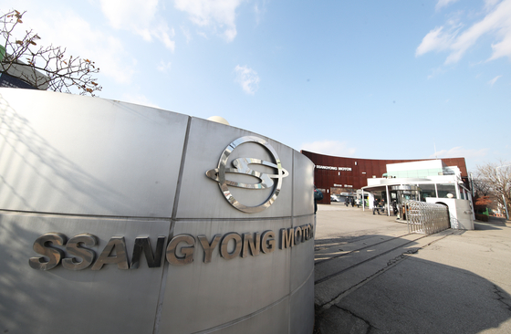 SsangYong Motor’s factory in Pyeongtaek, Gyeonggi, on Wednesday. The cash-strapped automaker said in a filing Tuesday that it will halt operations of its factory Wednesday through Friday. The stoppage comes as some part suppliers stopped delivering parts due to lack of payment. [YONHAP]