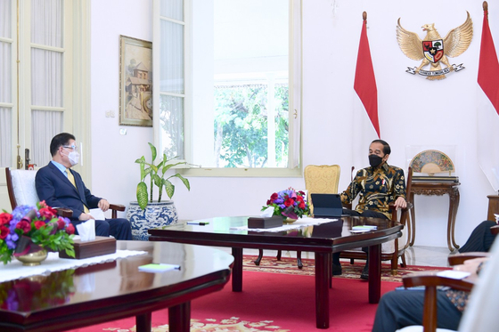 Korean Foreign Minister Chung Eui-yong, left, pays a courtesy call on Indonesian President Joko Widodo at his presidential palace in Jakarta on Friday. Chung stressed the importance of proceeding smoothly with Korea and Indonesia’s joint fighter jet development project during the meeting. [YONHAP]