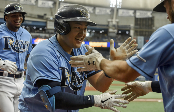 Choi Ji-man celebrates with Tampa Bay Rays teammates Wander Franco, left, and Mike Zunino after scoring a three-run home run off Los Angeles Angels reliever Mike Mayers during the sixth inning of a game on Sunday at Tropicana Field in St. Petersburg, Florida. [AP/YONHAP]