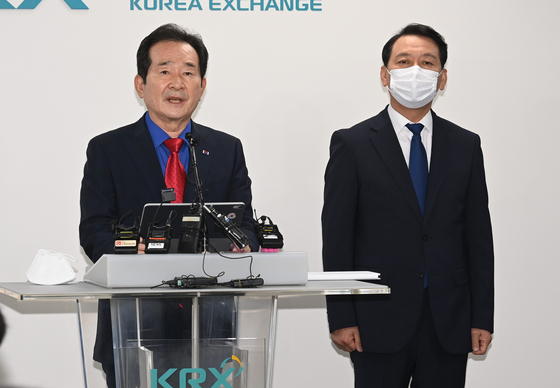 Former Prime Minister Chung Sye-kyun, left, and Rep. Lee Kwang-jae announce their decision to merge candidacies for the Democratic Party's presidential primary by July 5. [NEWS1]