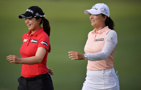 Kim Sei-young and Ko Jin-young walk from the first tee during the second round of the KPMG Women's PGA Championship at Atlanta Athletic Club on Friday in Johns Creek, Georgia. [AFP/YONHAP]