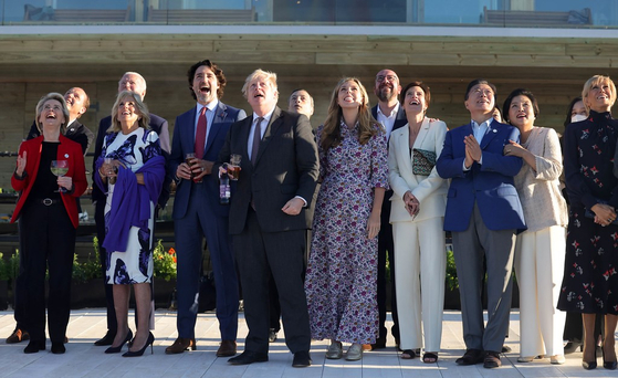 World leaders taking part in the Group of 7 (G7) summit including host British Prime Minister Boris Johnson, fourth from left, and Korea’s President Moon Jae-in, third from right, joined by their spouses, watch an air show in Cornwall, England, on June 12. [BRITISH PRIME MINISTER'S OFFICE]