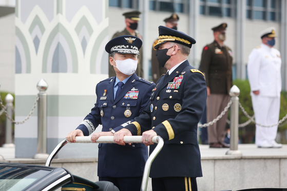 Gen. Won in-choul, chairman of Korea’s Joint Chiefs of Staff (JCS), and Gen. Robert Abrams, the outgoing commander of the U.S. Forces Korea (USFK), take part in an honor guard ceremony hosted by the JCS at its headquarters in Yongsan District, central Seoul, Tuesday. Abrams led the USFK since November 2018, and Gen. Paul LaCamera will succeed him in a change of command ceremony slated for Friday. Abrams said he will continue to actively support the “ironclad” bilateral alliance. [JOINT CHIEFS OF STAFF]