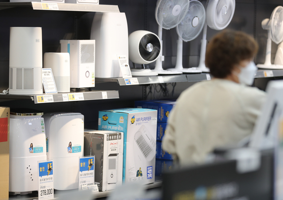 Dehumidifiers on sale at a major discount mart in Seoul on Tuesday. As the country enters the rainy season, sales of dehumidifiers have surged. Dehumidifier sales on online mall Auction were up 49 percent on-year between May 23 and June 22. During the same period, sales at Gmarket rose 16 percent. Sales at Tmon between May and June 11 were up 80 percent. [YONHAP]