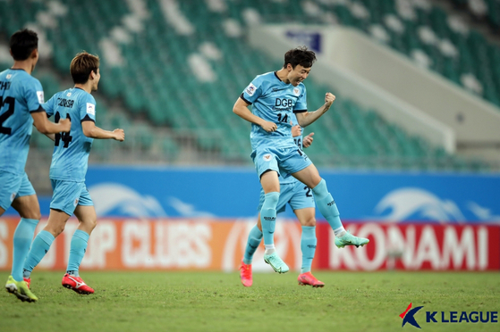 Daegu FC's An Yong-woo celebrates after scoring a goal against United City at Bunyodkor Stadium in Tashkent, Uzbekistan on Tuesday. [NEWS1]