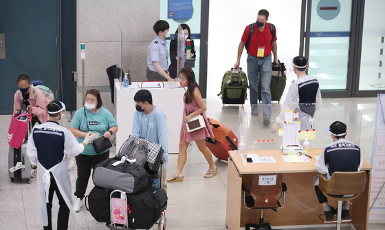 Travelers enter Terminal 1 at Incheon International Airport on Thursday. Starting Thursday, vaccinated people traveling to Korea for important business and family visits will no longer have to go through mandatory 14-day quarantine, provided it has been more than two weeks since their final vaccine. Quarantine will not be waived for people coming from 21 countries where Covid-19 variants are prevalent, including India, Brazil and Argentina. [YONHAP] 