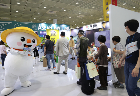 Pyeongchang County of Gangwon welcomes visitors at the Seoul International Tourism Fair at Coex from June 24 to 27 to promote itself as a cool summer travel destination. [YONHAP]