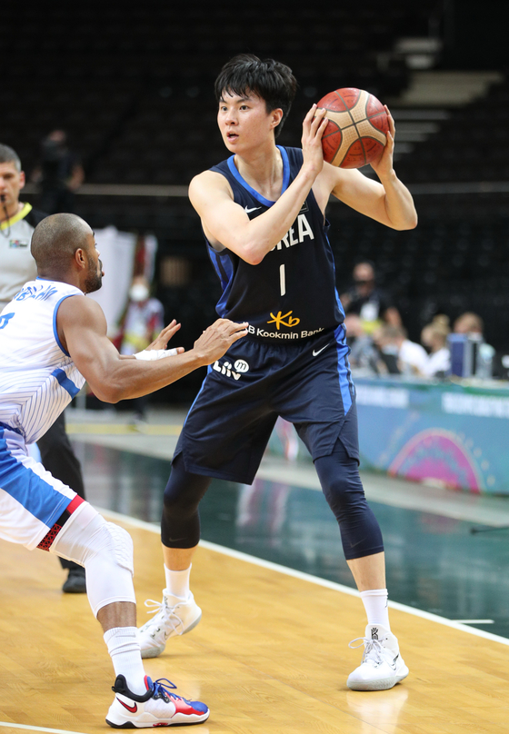 Lee Hyun-jung plays the ball against Venezuela at the 2020 FIBA Men's Olympic Qualifying Tournament held in Kaunas, Lithuania on Thursday. [NEWS1]