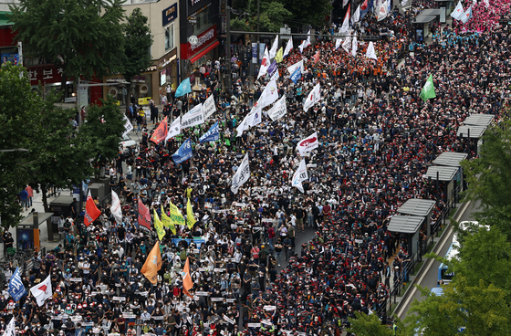 Around 8,000 members of the Korean Confederation of Trade Unions (KCTU) stage an unauthorized rally in the streets of Jongno, central Seoul, on Saturday, to demand complete revision of the labor law. After police rejected the KCTU’s plan to stage a rally in Yeouido for fear of Covid-19 infections, it held it by surprise in Jongno instead. [YONHAP]
