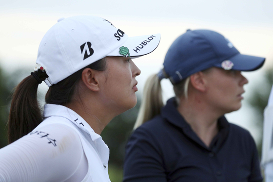 Ko Jin-young, left, and Matilda Castren of Finland wait to tee off on the 18th hole during the third round of the LPGA Volunteers of America Classic golf tournament in The Colony, Texas on Saturday. [AP/YONHAP]