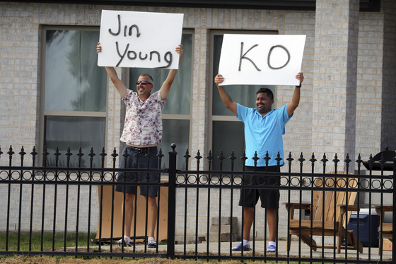 Spectators holds signs for Ko Jin-young as golfers play on the second green during the third round of the LPGA Volunteers of America Classic golf tournament in The Colony, Texas on Saturday. [AP/YONHAP]