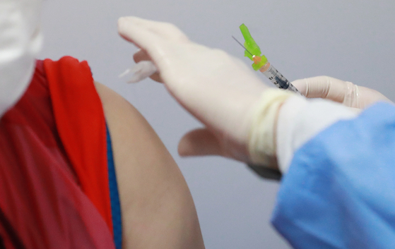A medical staff injects a vaccine at a hospital in Gwanak District, southern Seoul, on Monday. [YONHAP]