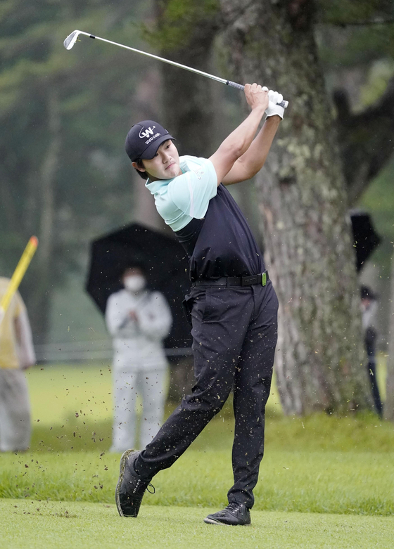 Kim Seong-hyun hits his iron on Sunday at the Japan PGA Championship that was held at the Nikko Country Club in Nikko, Japan from Thursday to Sunday. [YONHAP]