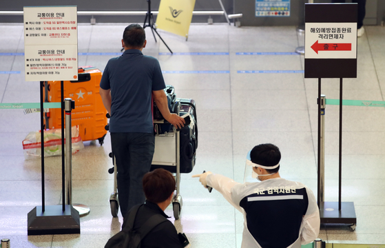Arrivals who are vaccinated against Covid-19 pass through a special exit upon arrival at Incheon International Airport on Tuesday. Some innoculated arriving passengers are exempted from a mandatory 14-day quarantine. [YONHAP]