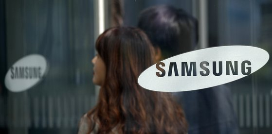 Employees enter the Samsung Electronics building in Seocho District, southern Seoul. [NEWS1]