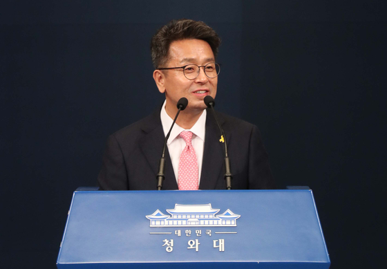 Senior Presidential Secretary for Political Affairs Lee Cheol-hee.  [Presidential Press Corps] 