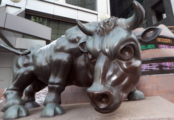 Bull statue in Yeouido, Seoul. Expectations are high among wealthy investors of the Kospi moving up this summer.[YONHAP]