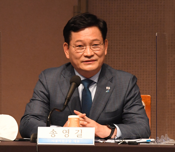 Chairman Song Young-gil of the Democratic Party on Monday talks at the Kwanhun Club debate.  [YONHAP] 