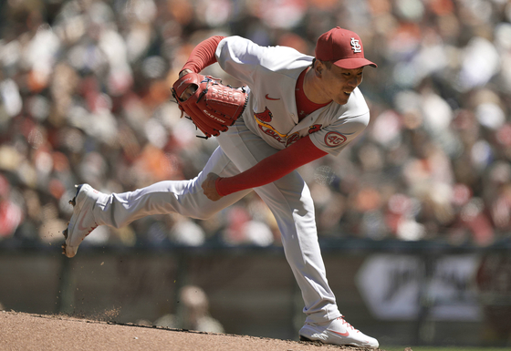 Kim Kwang-hyun of the St. Louis Cardinals pitches against the San Francisco Giants in the bottom of the first inning at Oracle Park in San Francisco on Monday. [AFP/YONHAP]