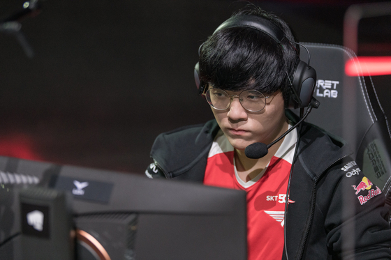 T1's Park ″Teddy″ Jin-sung sets up to play on stage at LoL Park. [RIOT GAMES]