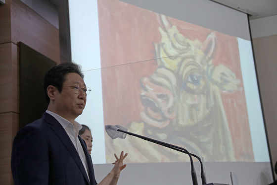 Culture Minister Hwang Hee announces that a new museum to house the donated Lee Kun-hee collection will be set up in central Seoul, in a press briefing at the government complex in Seoul. [YONHAP] 
