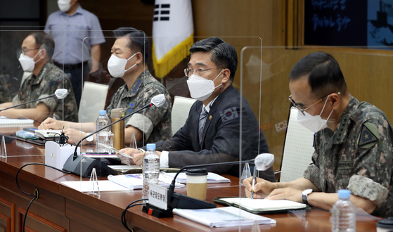 Defense Minister Suh Wook addresses senior military officials during a meeting at the Defense Ministry in Yongsan District, central Seoul on Wednesday. [YONHAP]