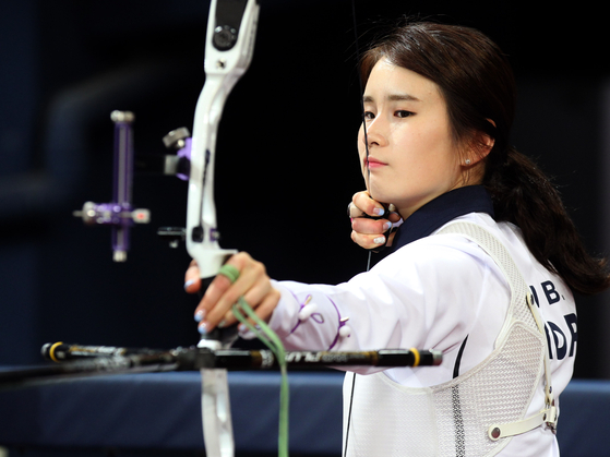 Ki Bo-bae lines up a shot at a tournament in 2016. [ILGAN SPORTS]