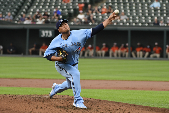 Toronto Blue Jays starting pitcher Ryu Hyun-jin delivers a second inning pitch against the Baltimore Orioles at Oriole Park at Camden Yards in Baltimore, Maryland on Wednesday. [USA TODAY/YONHAP]