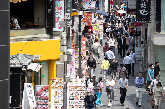 Passengers walk in Myeong-dong, central Seoul, on June 24. [NEWS1]