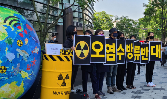 Members of a civic group protest Japan's decision to release radioactive water from the Fukushima nuclear plant in front of the Japanese Embassy in Korea in central Seoul on June 4. [YONHAP]