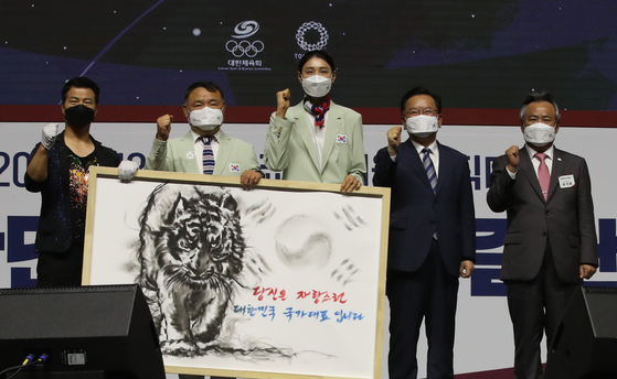 From second from left: Korea Sports & Olympic Committee head Lee Kee-heung, volleyball star Kim Yeon-koung and Prime Minister Kim Boo-kyum pose for a picture at a 2020 Tokyo Olympics media event at Olympic Hall in Songpa District, southern Seoul on Thursday. [JOINT PRESS CORPS]