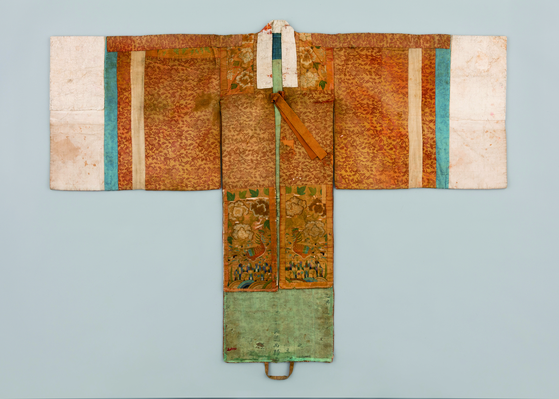 A wedding robe, known as hwarot, discovered in Changdeok Palace, is being exhibited for the first time. [CULTURAL HERITAGE ADMINISTRATION]