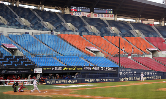 The LG Twins, in white, play the Kia Tigers in an empty Jamsil Baseball Stadium in southern Seoul on Aug. 18, 2020. [YONHAP]