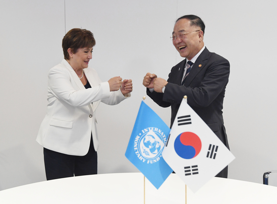 Finance Minister Hong Nam-ki, right, and International Monetary Fund Managing Director Kristalina Georgieva exchange a fist bump before holding talks in Venice, Italy on July 10. [MINISTRY OF ECONOMY AND FINANCE] 