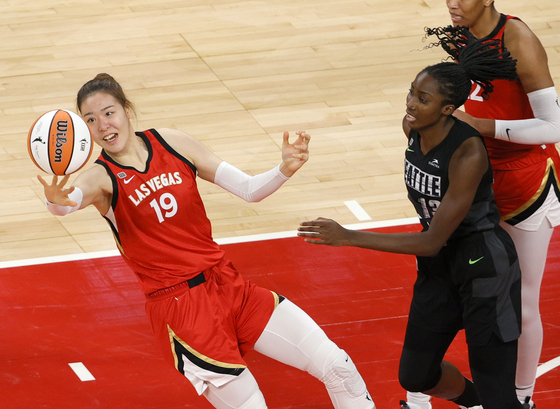 Park Ji-su, left, of the Las Vegas Aces tries to grab a rebound against Ezi Magbegor of the Seattle Storm during their game at Michelob ULTRA Arena on June 27, 2021 in Las Vegas, Nevada. The Aces defeated the Storm 95-92 in overtime. [AFP/YONHAP]