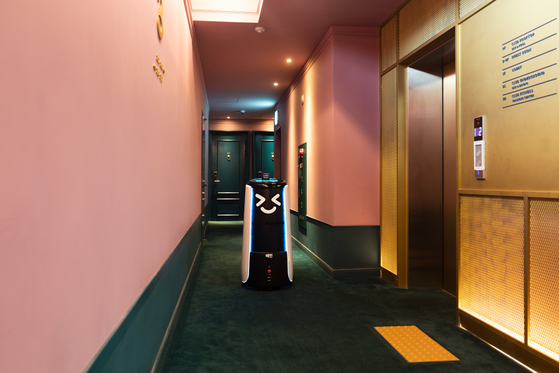 Food delivery platform Baedal Minjok’s Dilly Tower robot operates in H Avenue Hotel in Gwangjin District, eastern Seoul. [WOOWA BROTHERS]