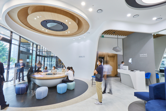 A customer experience zone set up at Shinhan Bank's new Digilog branch in Seosomun, central Seoul. [SHINHAN BANK]