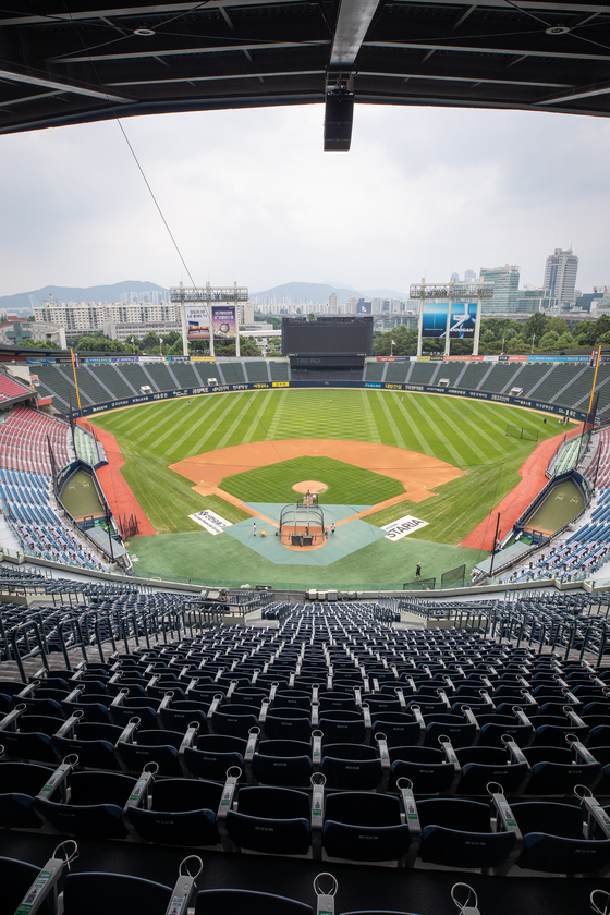 Jamsil Baseball Stadium in southern Seoul stands empty on Tuesday after all baseball games were canceled for the week due to an outbreak of Covid-19. [NEWS1]
