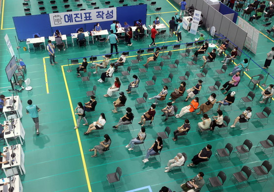 People wait to get vaccinated at a center in Eunpyeong District, northern Seoul on Monday morning. Health authorities said they will resume reservation for the Moderna vaccine for people between the ages of 55 and 59 later in the day. [YONHAP]
