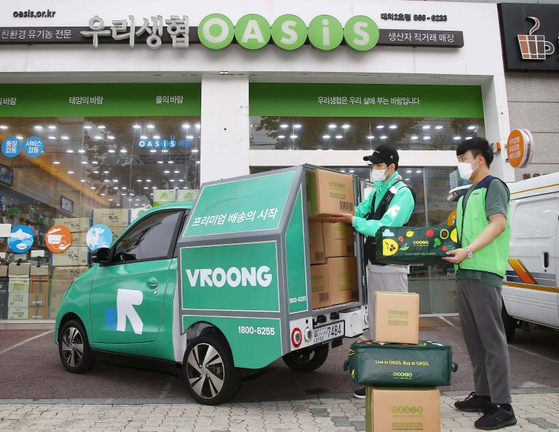 Oasis Market's fresh food products are picked up and loaded into a Vroong delivery vehicle. [OASIS MARKET]
