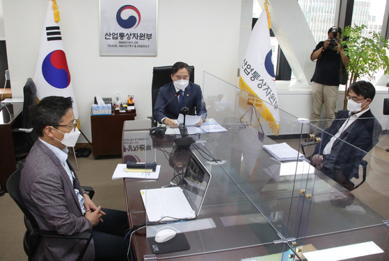 Park Jin-kyu, vice minister of Trade, Industry and Energy, holds a video conference with steel and aluminum executives at the government complex in Seoul on Thusrdsay. [YONHAP]