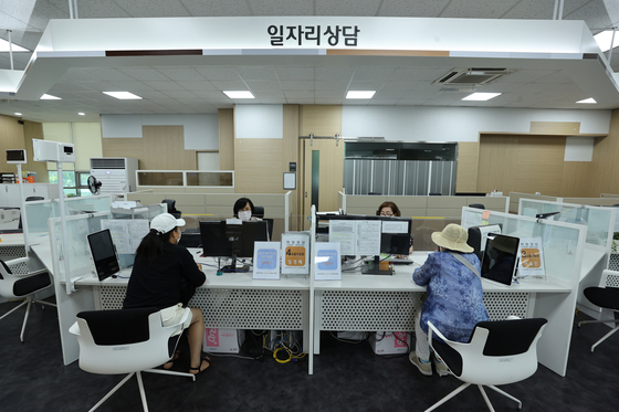 Job seekers visit a job center in Seoul on Wednesday. Jobs rose in Korea in June compared to a year earlier, but a fourth wave of Covid infections could threaten the economic recovery. [YONHAP] 