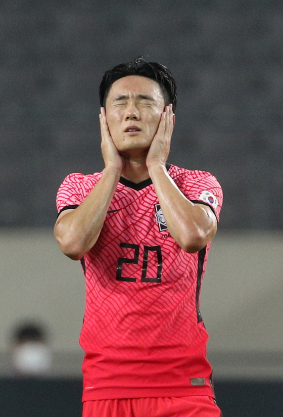 Um Won-sang celebrates after scoring Korea's second goal at a pre-Olympic friendly against Argentina on Tuesday at Yongin Mireu Stadium in Yongin, Gyeonggi. [NEWS1]